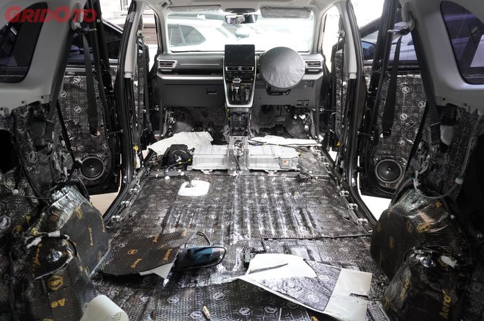 ILUSTRASI Toyota Kijang Innova Zenix Pasang Full Peredam di Interior