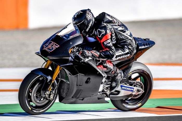 Scott Redding di atas Aprilia RS-GP dibikin kaget sama rekan setimnya karena bobotnya lebih enteng dari Scott Redding