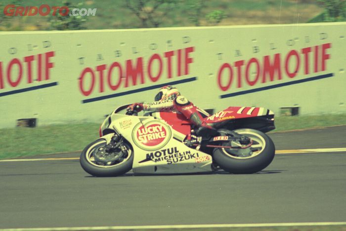 Pembalap Amerika yang juara dunia Superbike 1993, Scott Russell balapan untuk tim Lucky Strike Suzuki di GP 500 cc pada MotoGP Indonesia 1996 di sirkuit Sentul