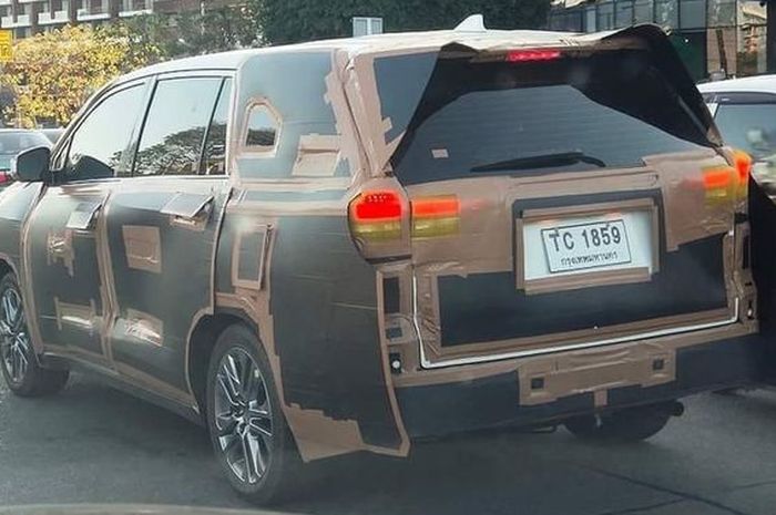 Spyshoot MPV misterius diduga Toyota Kijang Innova Hybrid di Thailand