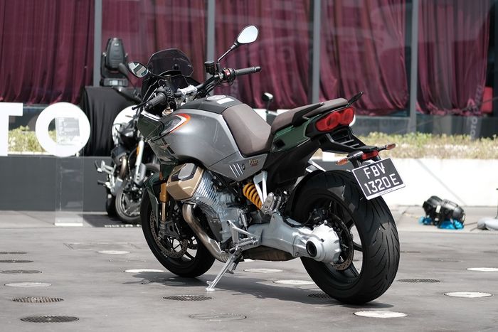 Moto Guzzi V100 Mandello dengan bodi muscullar dan mesin V-Twin transversal