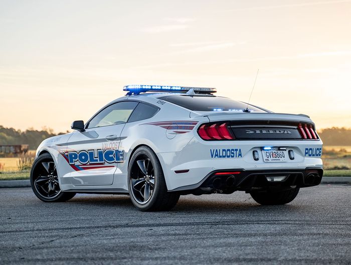 Modifikasi Ford Mustang mobil polisi kena upgrade kaki-kaki dan bodi