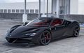 Ferrari SF90 Stradale Misterius, Bodi Full Hitam, Pelek Bintangnya Mempesona