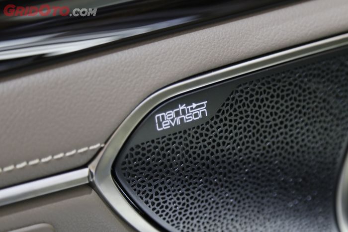 Tersedia 17 speaker Mark Levinson di kabin Lexus ES 300h