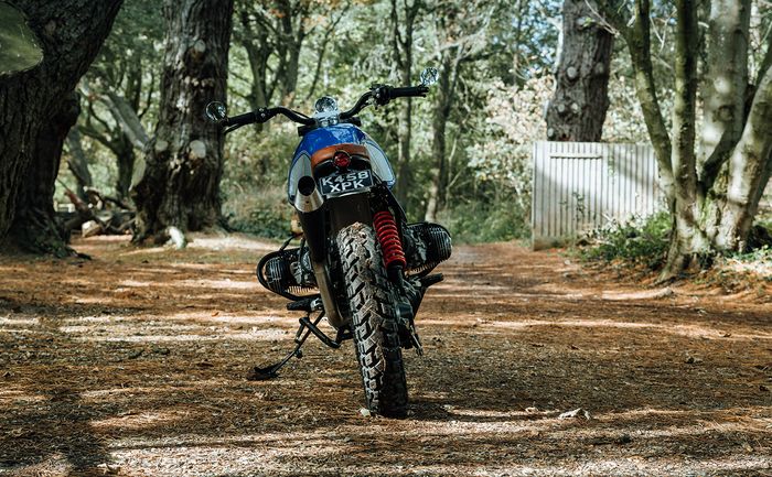 Tampilan belakang BMW R100R scrambler buatan Side Rock Cycles