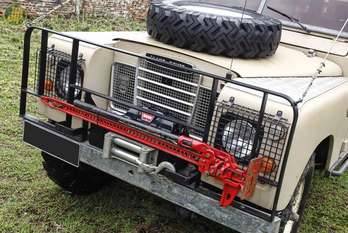 Bemper orisinil Land Rover Series IIA dipertahankan, hanya ditambahi winch elektrik dan lift jack.