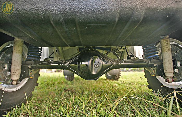 Per depan dan belakang diganti yang lebih panjang keluaran SBM. Sokbreker belakang dipasangi Rancho RS 9000.