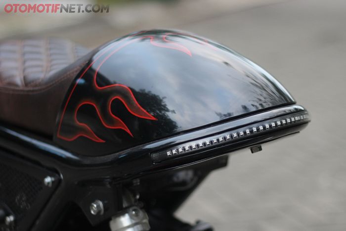 Buntut tawon bersanding dengan stoplamp LED aftermarket yang ditanamkan pada ujung rangka Yamaha Mio