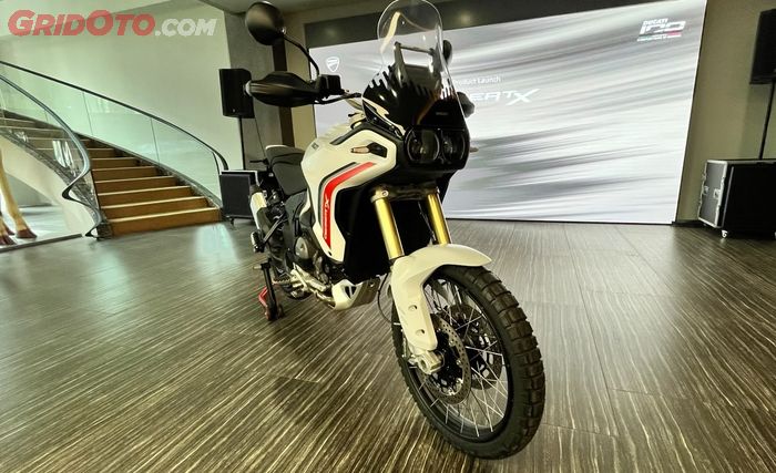 Tampang Ducati DesertX V2, motor yang cocok untuk dipakai off-road.