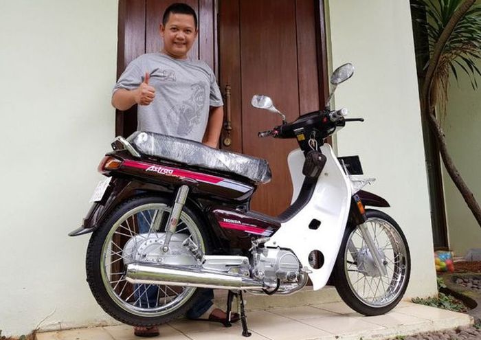 Zubastian bersama Honda Astrea Grand hasil rsetorasi yang baru saja dijualnya seharga Rp 80 juta