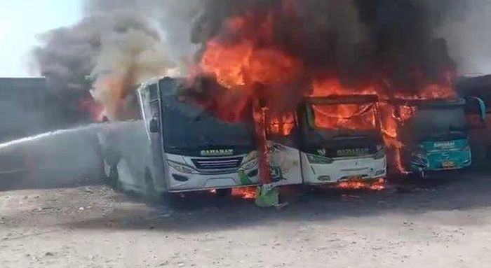 Lima unit bus terbakar di Garasi PO Sahabat, Rabu (18/10/2023).