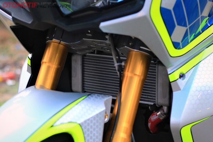 Radiator pindah posisi, kini ada di belakang roda depan