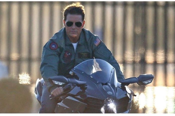 Tom Cruise menaiki Kawasaki Ninja H2