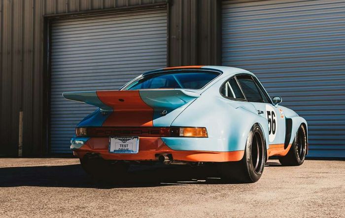 Spoiler besar di area belakang bikin Porsche 911 nampak lebih unik