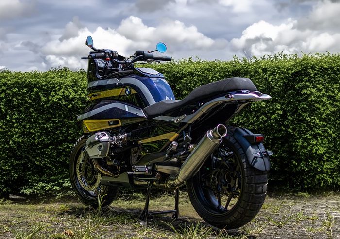  Knalpot custom full system dari stainless steel di BMW R 1200 RT ala &lsquo;Jepangan&rsquo;
