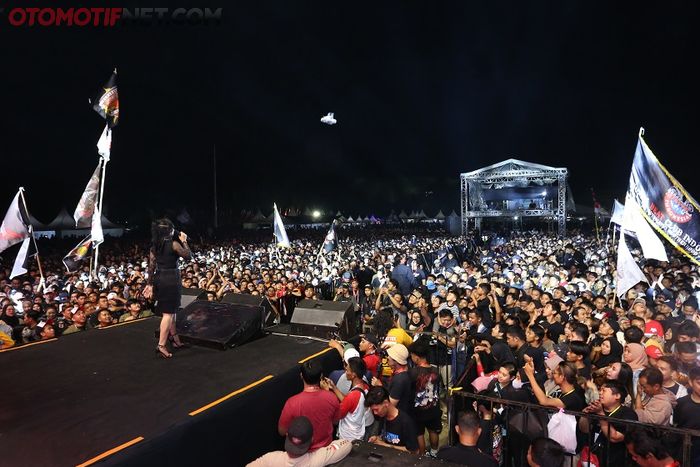 Ribuan komunitas motor Honda yang hadir bersiap menyaksikan sajian utama dengan bintang tamu Happy Asmara&nbsp;dan&nbsp;Adella