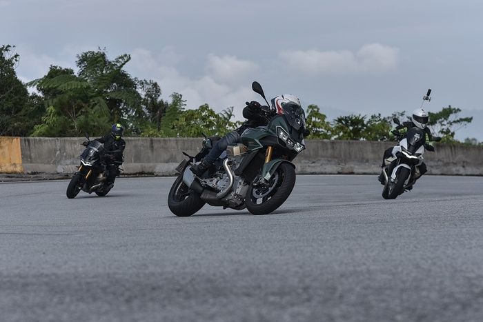Handling Moto Guzzi V100 Mandello terasa lincah, melibas jalan berliku ke kawasan Genting tidak ada kesulitan berarti!