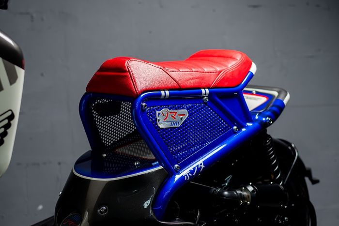 Jok custom di Vario 125 Old Zoomer dilapis kulit sintetis berwarna merah