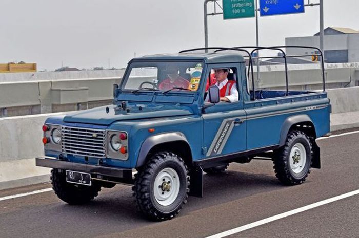 Presiden Jokowi menumpang Land Rover Defender County 110 pick up.