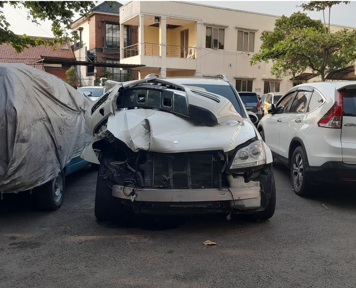 Mercedes-Benz GL 500 ngejogrok di Gakkum Polda Metro Jaya