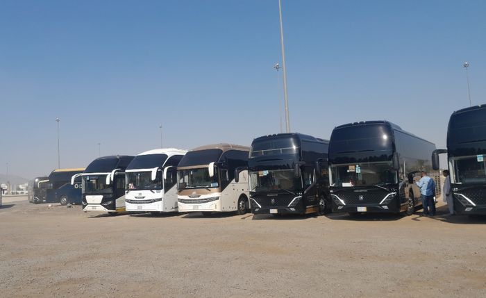 Bus-bus di Madinah menunggu rombongan jamaah Umrah