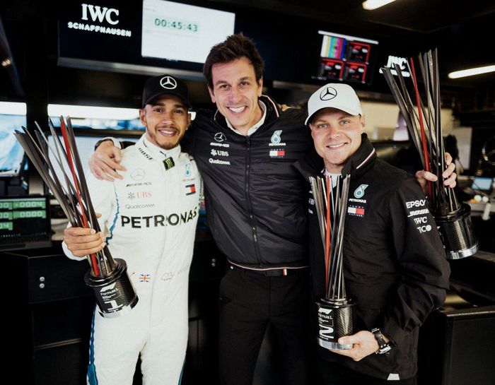 Bos tim Mercedes, Toto Wolff didampingi dua pembalapnya yang naik podium 1-2 GP F1 Spanyol, Lewis Hamilton dan Valtteri Bottas