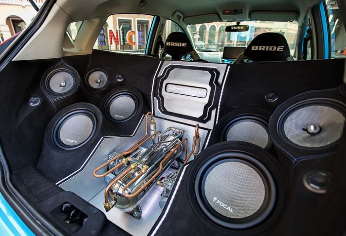 Setup audio jempolan di area bagasi modifikasi Ford Fiesta