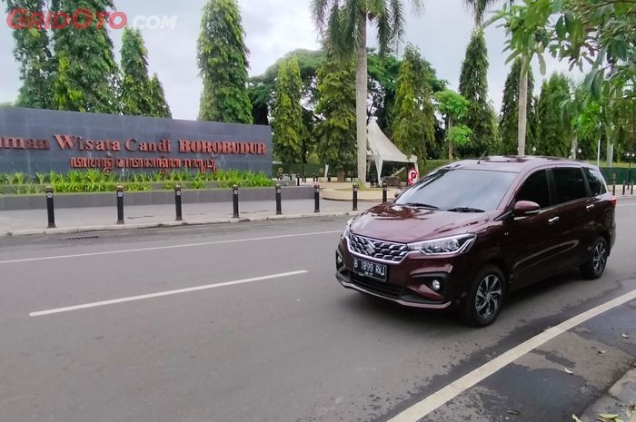 Suzuki Ertiga Hybrid saat melintas depan taman Wisata Candi Borobudur
