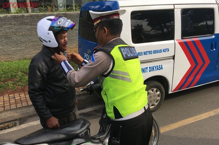 Bagi-bagi helm gratis di Operasi Keselamatan Jaya 2018