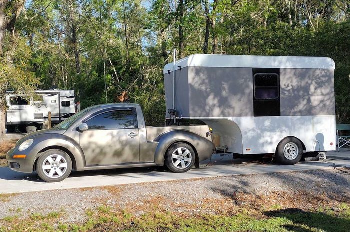 Modifikasi VW Beetle berubah jadi pikap buat narik trailer motorhome