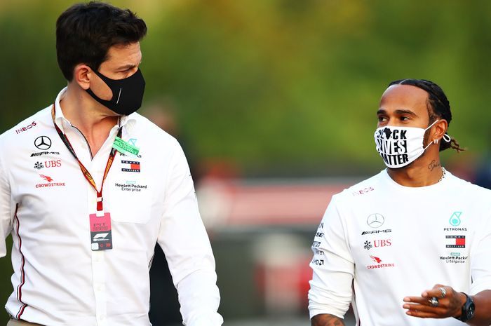 Lewis Hamilton cuma dapat penpanjangan kontrak setahun saja sampai F1 2021 berakhir, Bos tim Mercedes beberkan alasannya