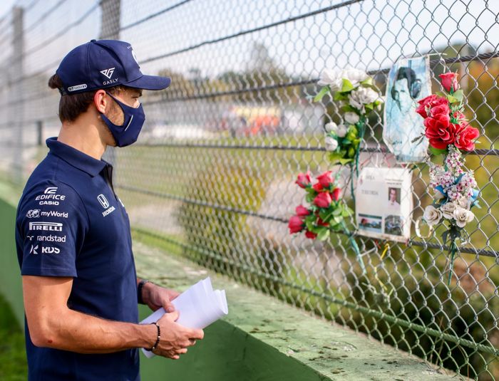 Gasly pada Jumat (30/10/2020) pagi mengunjungi lokasi kecelakaan di tikungan Tamburello Sirkuit Imola di mana Ayrton Senna terlibat kecelakaan tragis