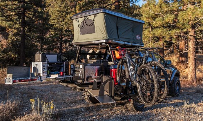Bak belakang dipenuhi peralatan camping dan sepeda gunung