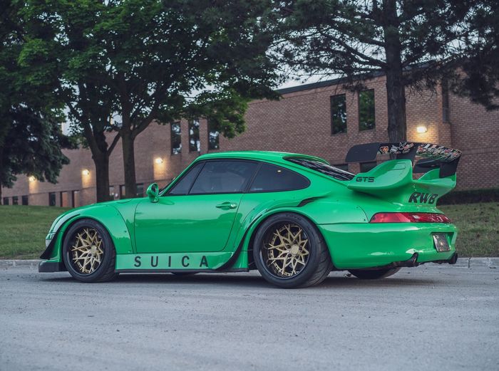 Modifikasi Porsche 911 dibungkus warna hijau mentereng dan wide body khas RWB