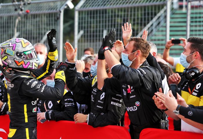 Daniel Ricciardo  dan tim Renault merayakan podium ketiga di F1 Emilia Romagna 2020 