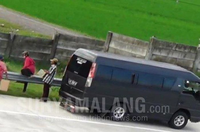 Isuzu Elf warna hitam ketahuan menurunkan pemudik di pinggir ruas Tol Ngawi pada Rabu (13/5/2020).