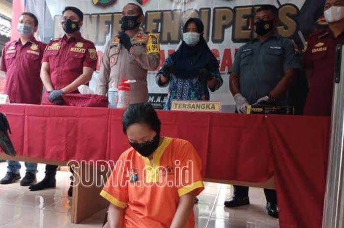 SB (47), warga Kecamatan Panceng, Gresik Jawa Timur yang mencuri motor di parkiran cafe.