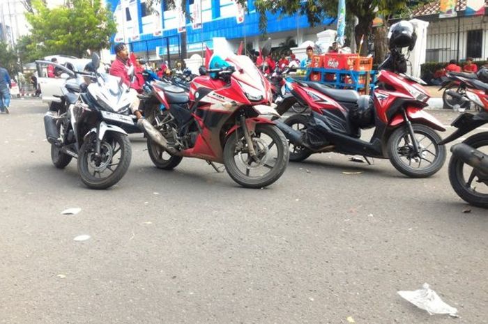 Deretan motor yang dimiliki para buruh yang mejeng di acara May Day, Selasa (1/5/2018) 