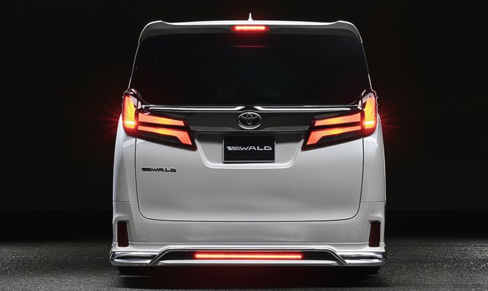 Tampilan belakang Toyota Alphard dibikin lebih stylish oleh Wald