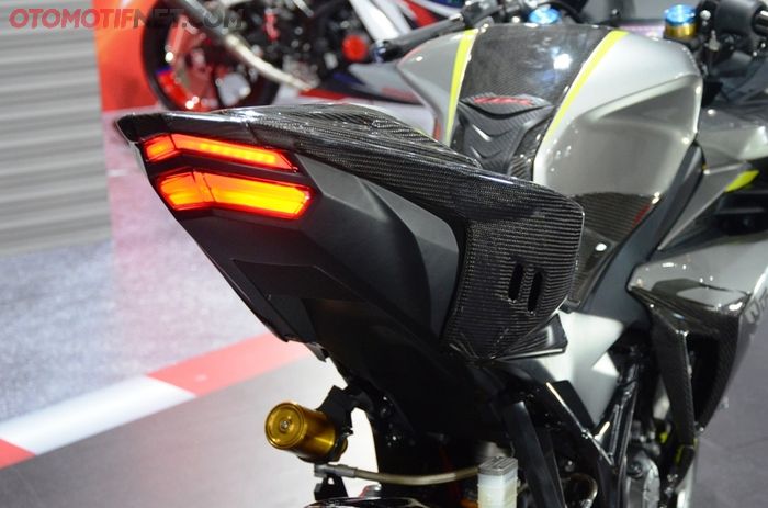 Tanpa sepatbor dan lampe belakang ganti model 3 in 1, menjadikan buritan All New CBR150R ini makin sporty