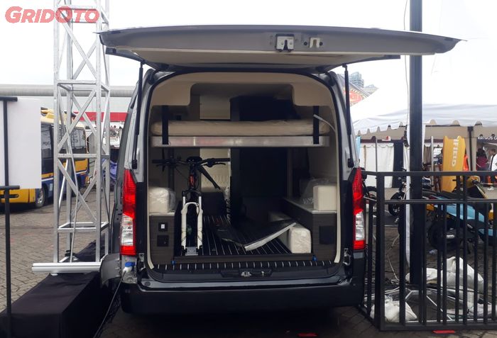 Kabin belakang Toyota HiAce Premio 3 in 1 buatan Baze lengkap dengan electric bed
