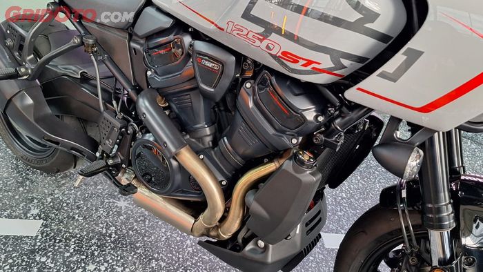 Dapur pacunya memakai teknologi mesin 1.250 cc Revolution Max (RevMax) yang menghasilkan tenaga 150 hp dan torsi 127 nm