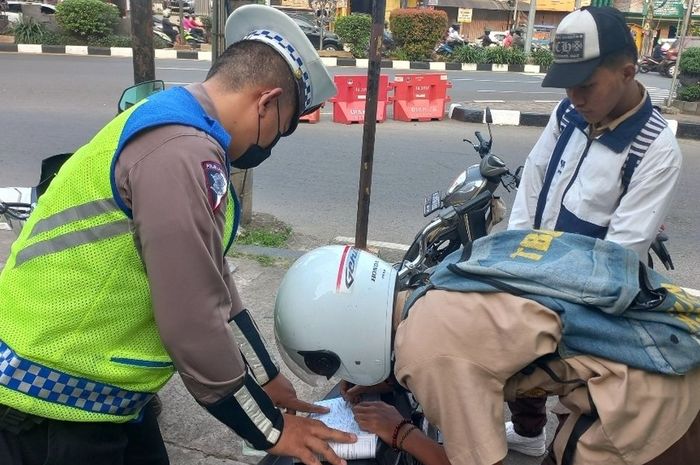 Pelajar saat ditilang Polisi di Jalan Margonda Raya, Depok, Jawa Barat, (17/5/23)