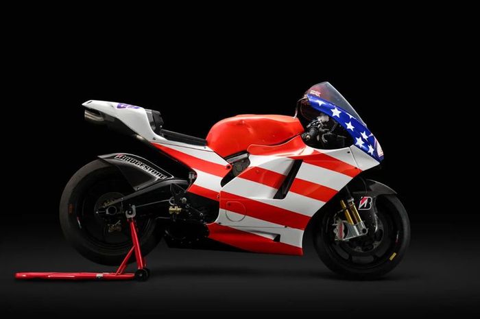 Ducati Desmosedici GP8 tahun 2008 dengan livery 