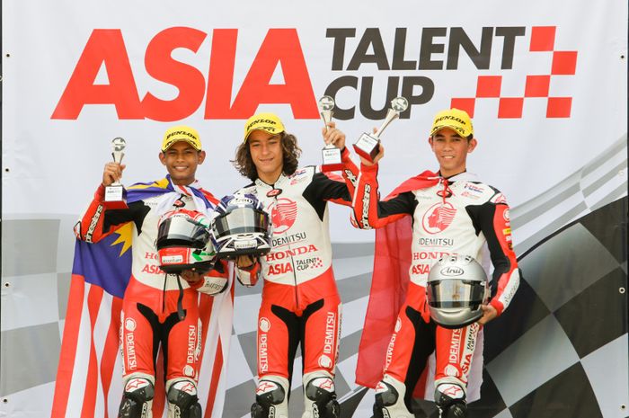 Gerry Salim (paling kanan) meraih podium tiga race 1 ATC Sepang jadi prestasi terbaik Indonesia musim ini
