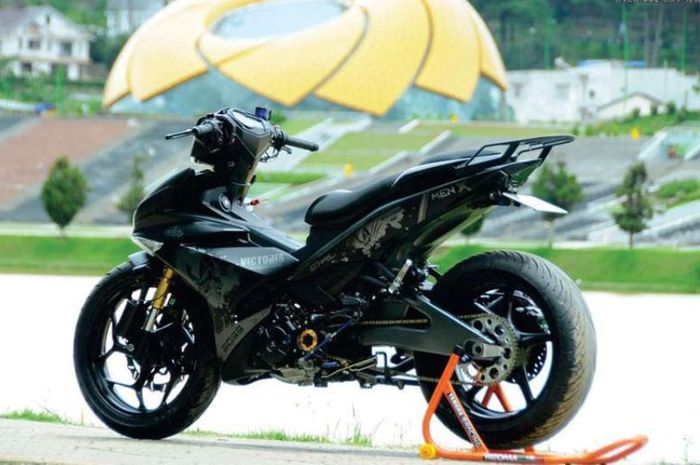 Yamaha Exciter 150 (Yamaha MX-King) dengan kaki-kaki gambot