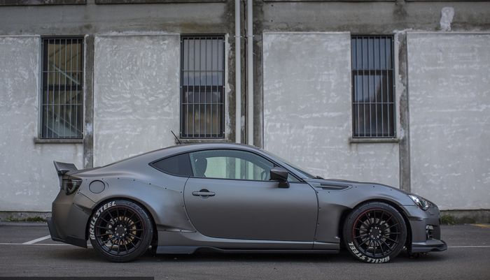 Tampilan samping Subaru BRZ dengan body kit Rocket Bunny