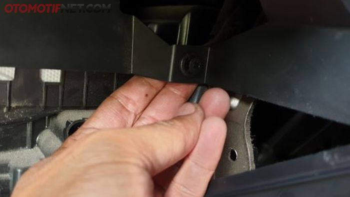 Gambar 2. Cabut pengancing berbentuk paku dari bahan plastik di kedua ujung dudukan laci kompartemen di dasbor.