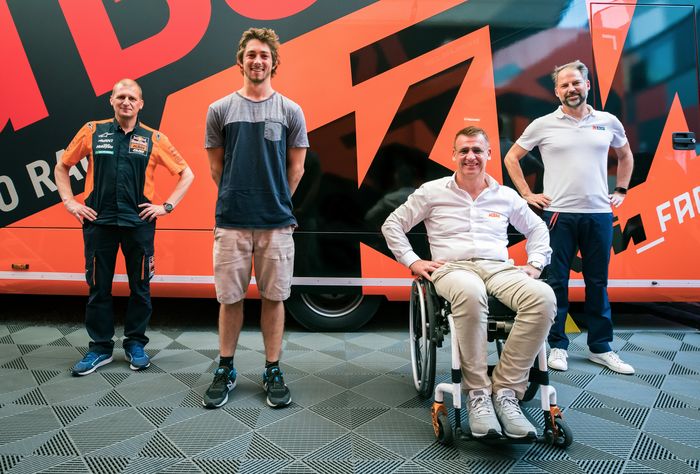 Remy Gardner (kedua dari kiri) bersama Aki Ajo (kiri) dan Pit Beirer (di kursi roda) saat diumumkan menjadi pembalap KTM mulai 2021