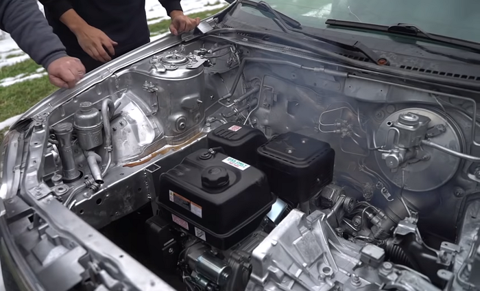 Mesin pemotong rumput Harbor Freight Predator dipasangkan pada Mazda Protege